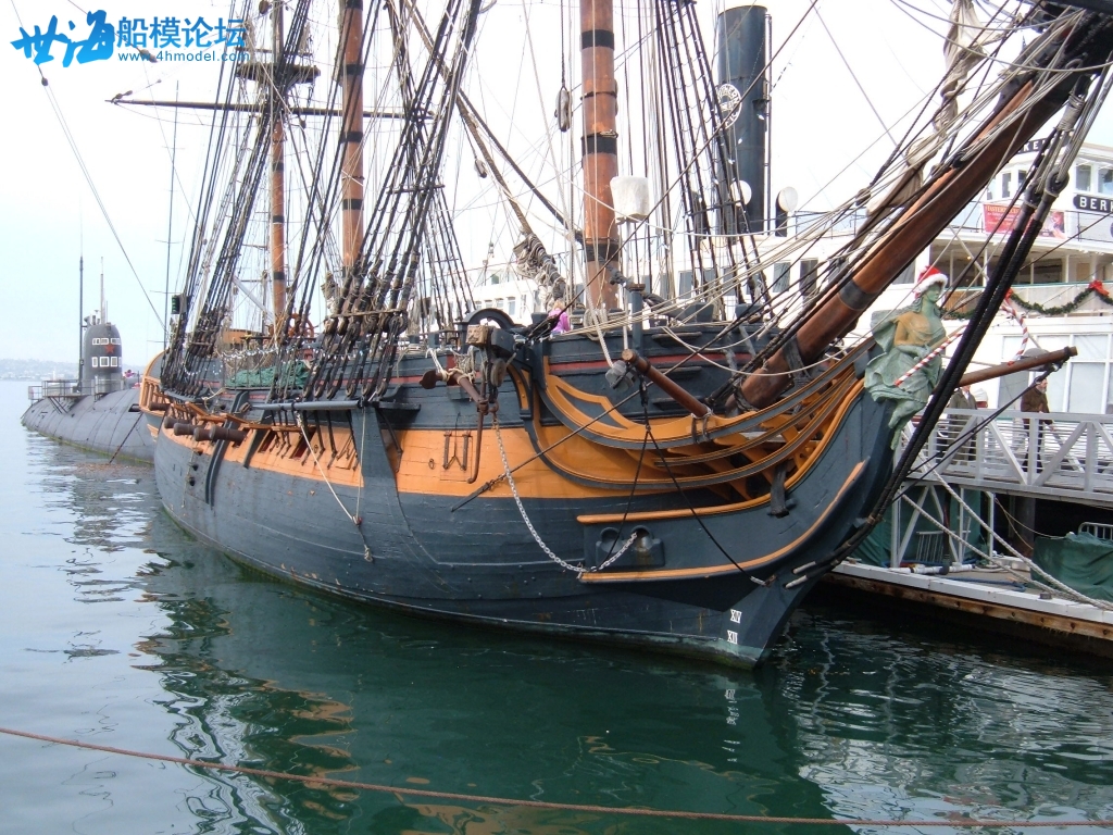 HMS_Surprise_(replica_ship)_starboard_side_1.jpg