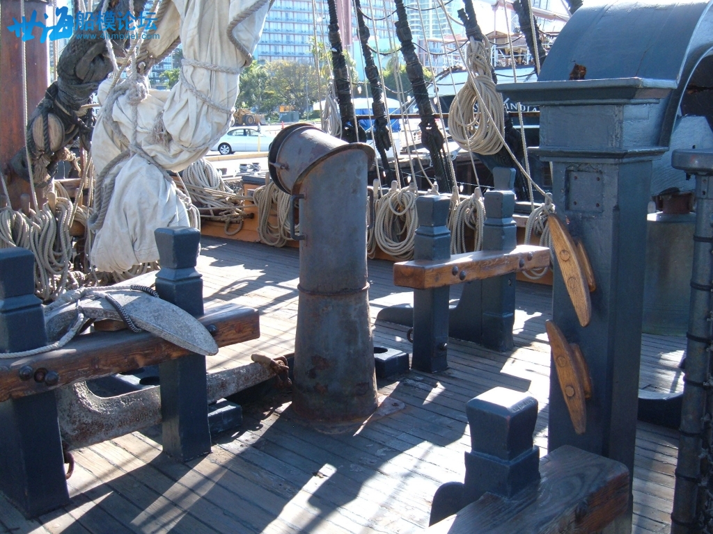 HMS_Surprise_(replica_ship)_main_deck_2.jpg