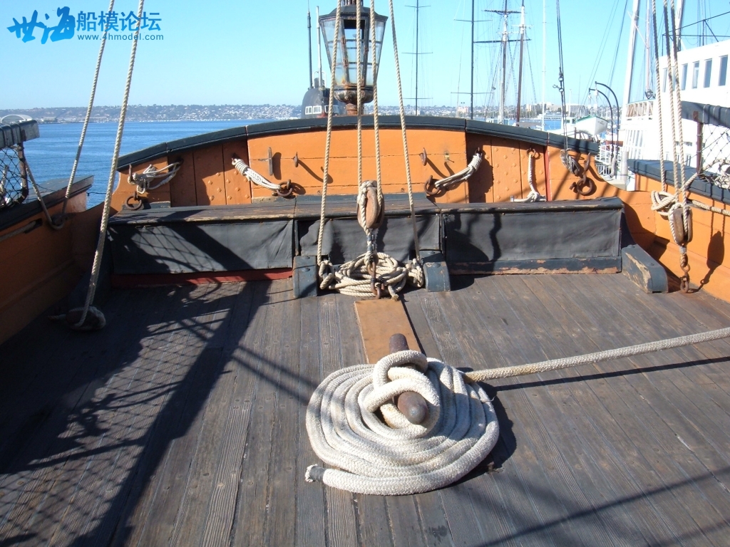 HMS_Surprise_(replica_ship)_poop_deck_3a.jpg