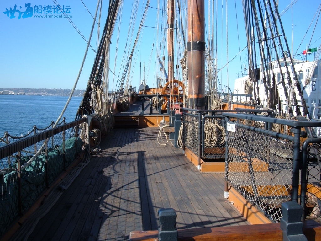 HMS_Surprise_(replica_ship)_main_deck_4a.jpg