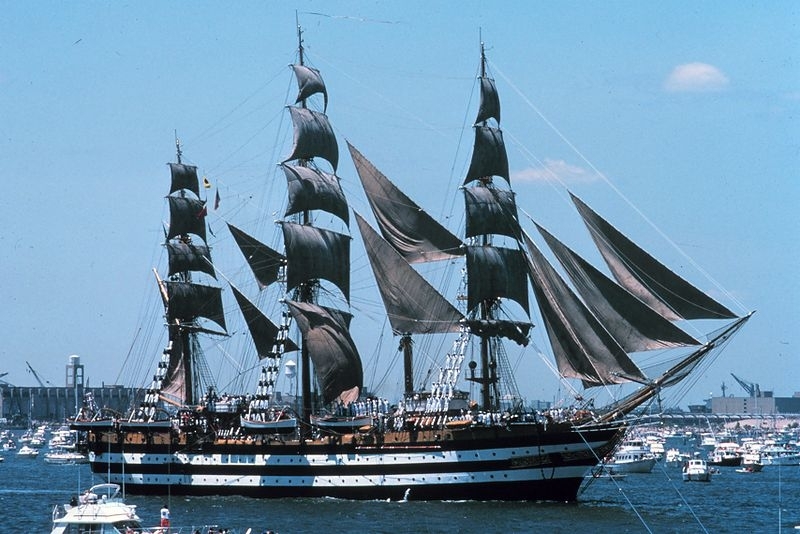 800px-Amerigo_vespucci_1976_nyc_aufgetakelt-1-.jpg